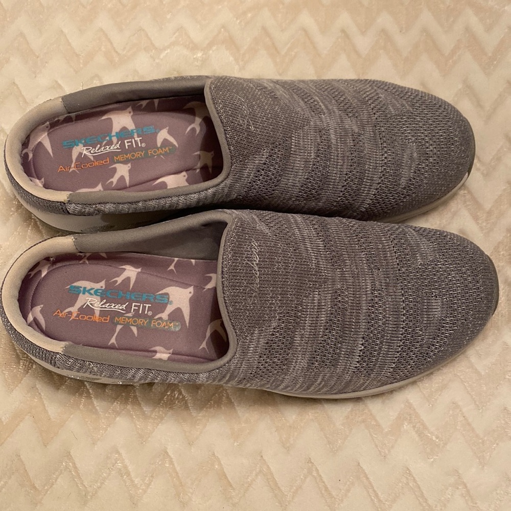 Women’s gray Skechers, 10
